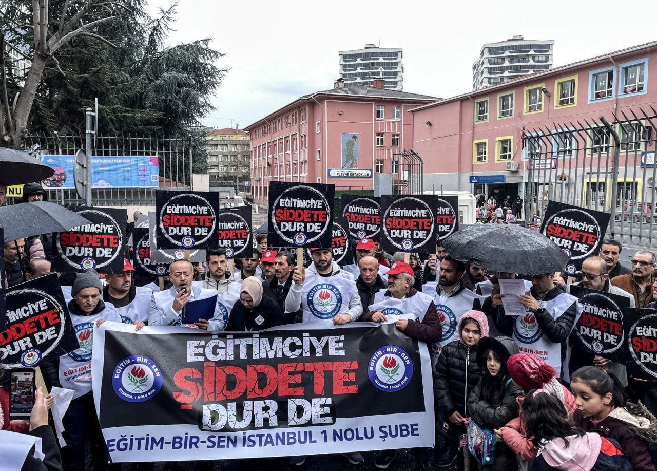 ÖĞRETMENE ŞİDDETİ PROTESTO ETTİLER