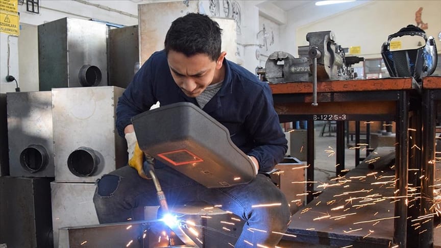 Lise öğrencileri depremzedeler için soba üretiyor