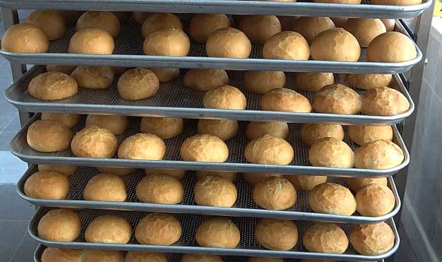 Depremzedeler için okullarda 1,6 milyon ekmek üretildi