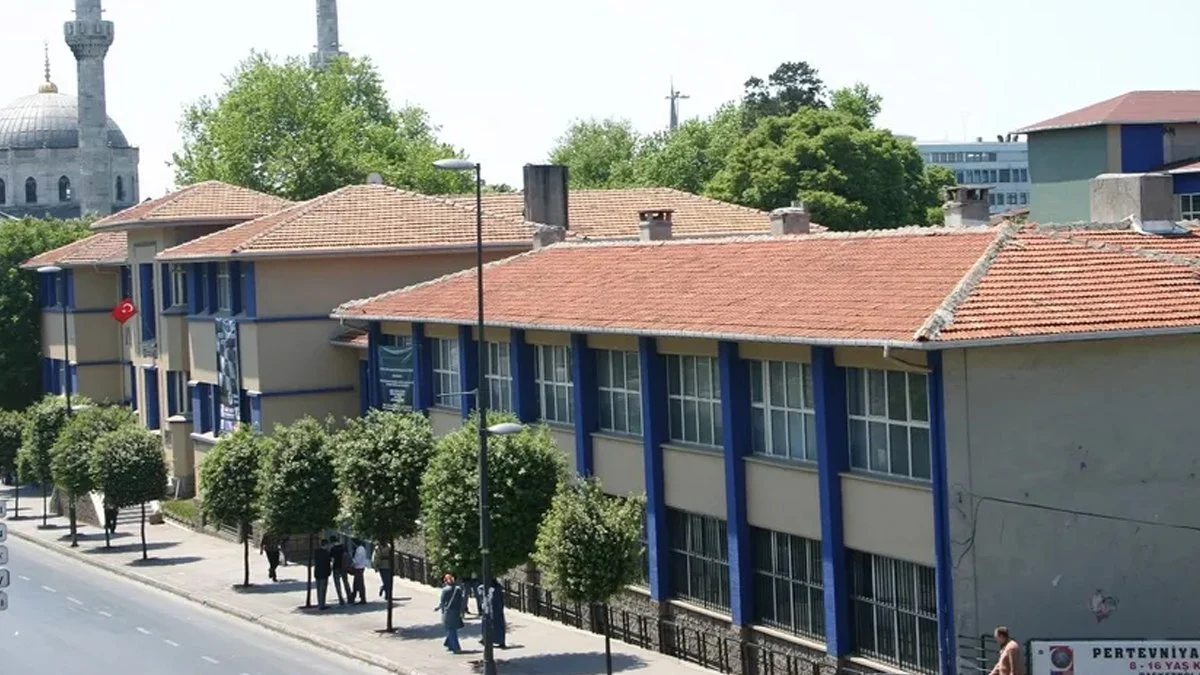 Pertevniyal Lisesi’ne deprem tahliyesi