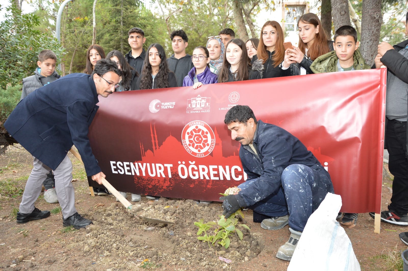 Esenyurt’ta fidanlar toprakla buluştu