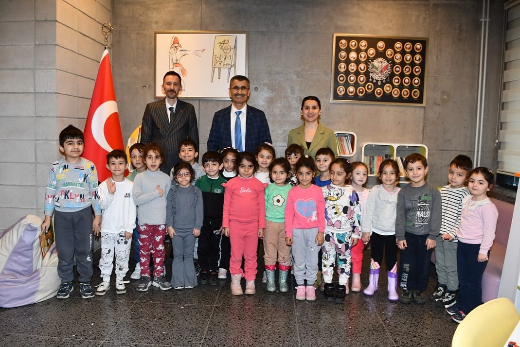 Sefaköy 100. Yıl İlkokulu başarılı öğrencilerine ödül