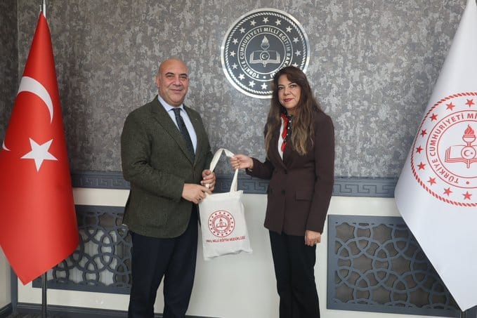 “Heybeler Bellerde” türküsüyle gündeme gelen müzik öğretmeni İl Müdürü Nurettin Aras’ı ziyaret etti