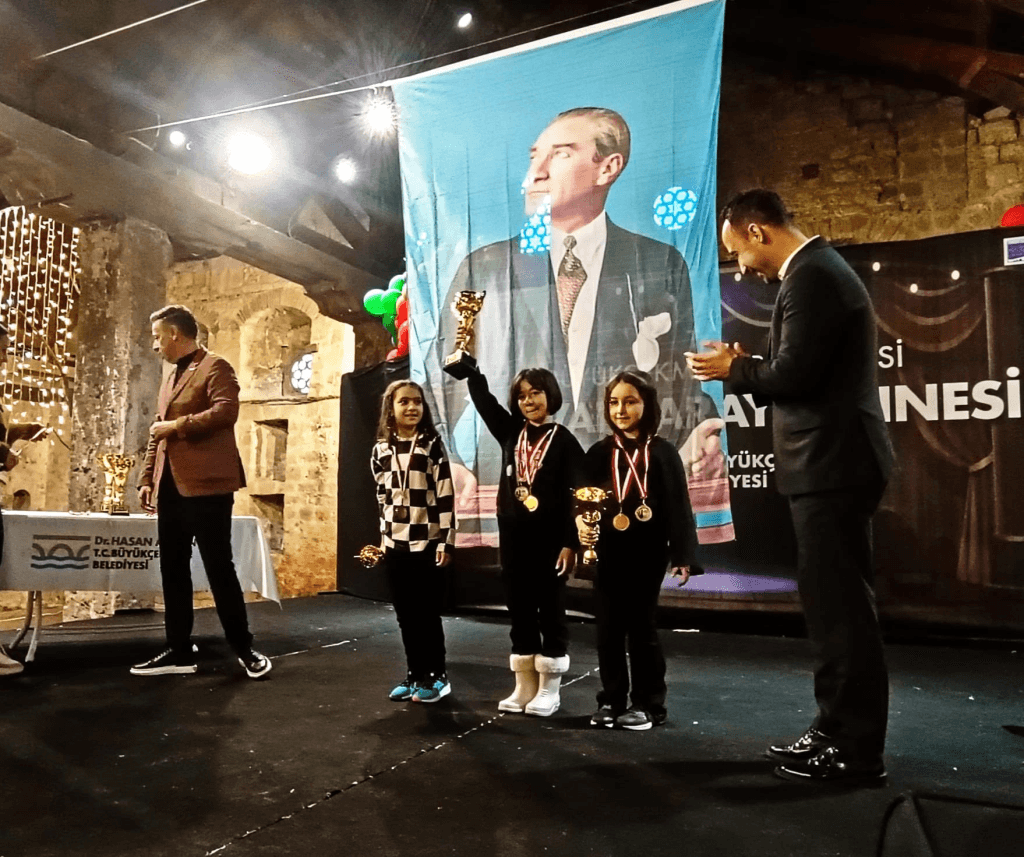 Beylikdüzü Büyükşehir İlkokulu Satranç Turnuvalarına damga vurdu!