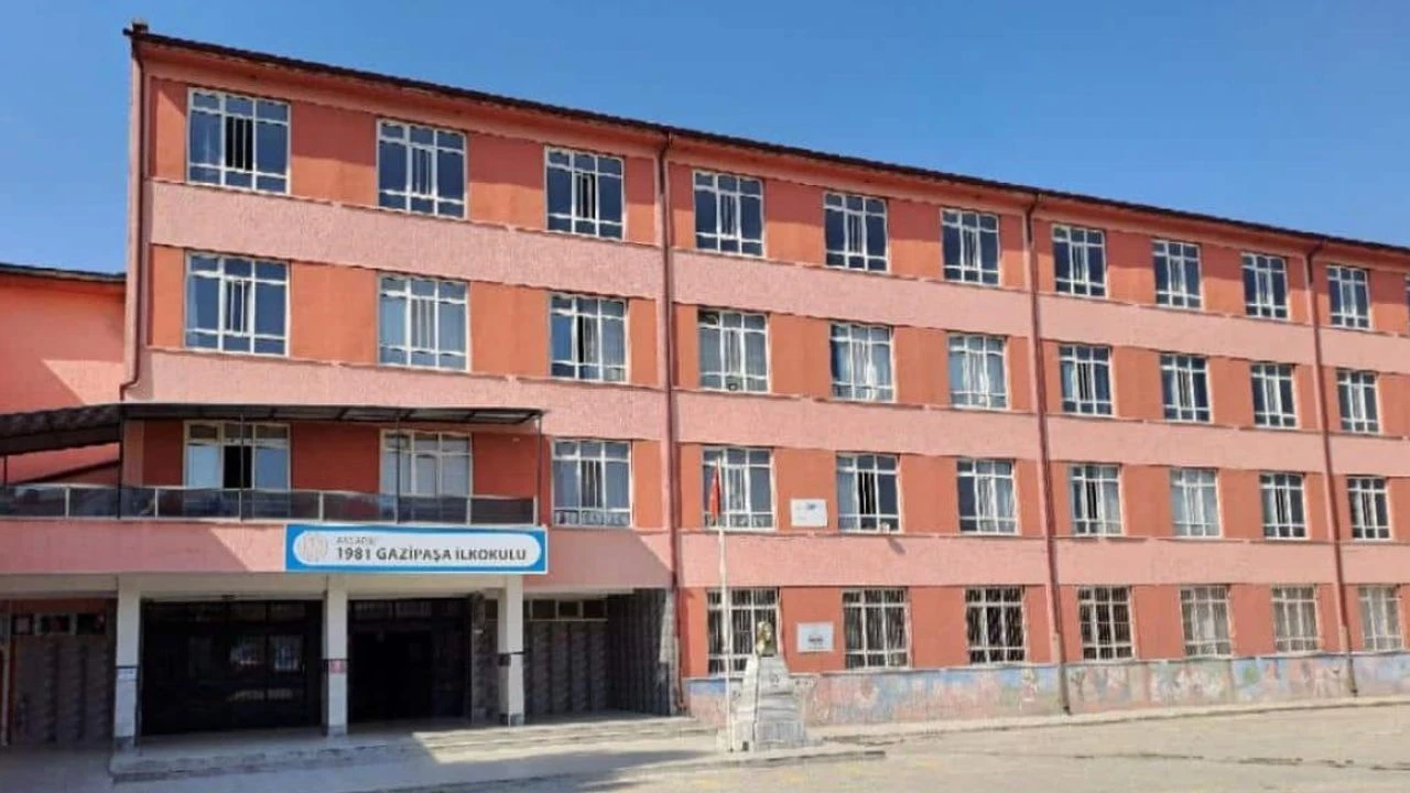 Velilerden Okul Müdürüne Çirkin Saldırı! 