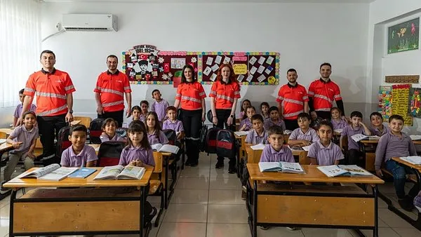 Uçak koltukları okul çantasına çevrildi