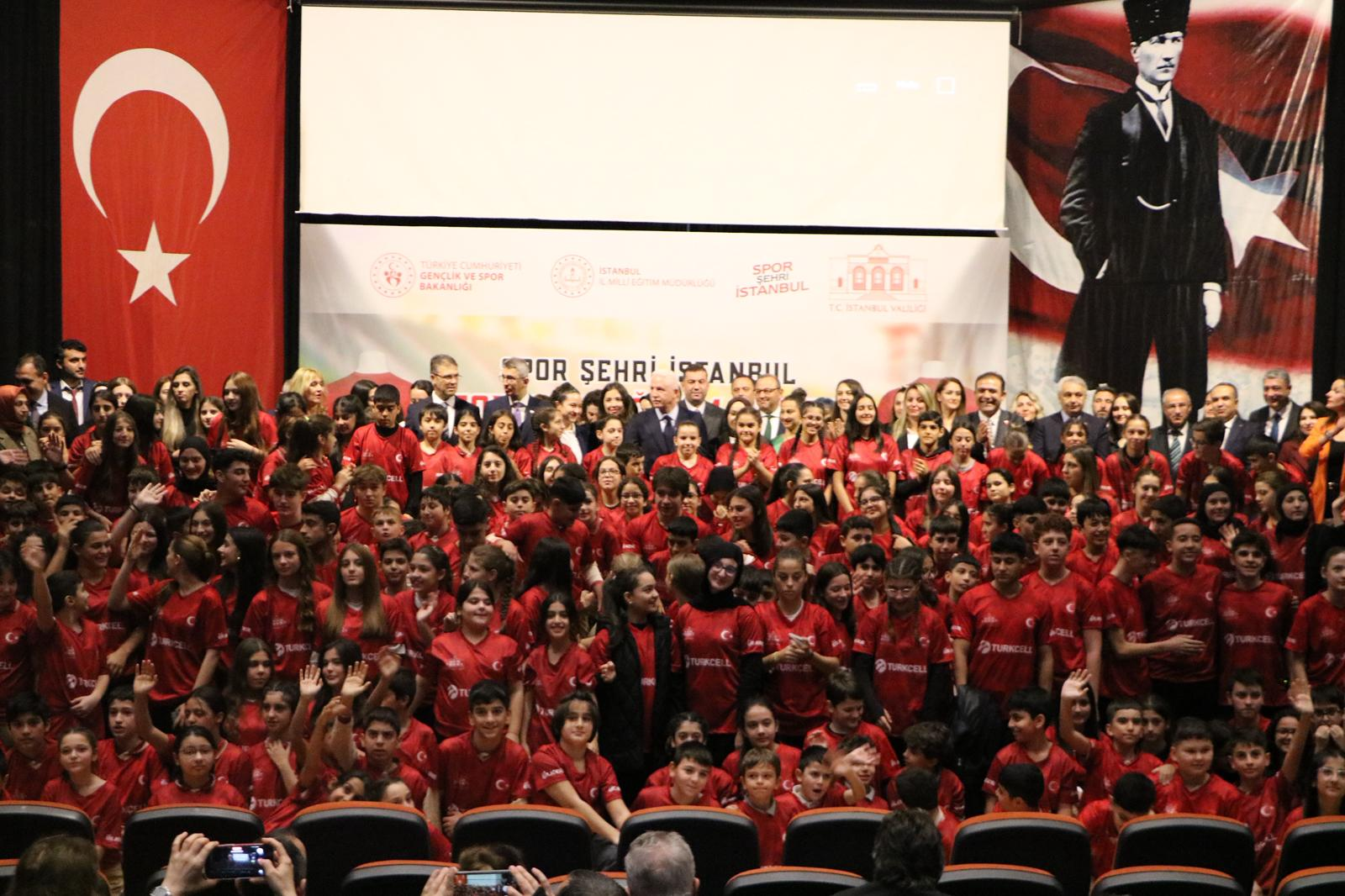 İstanbul Valiliği’nden lisanslı sporcu öğrencilere forma desteği